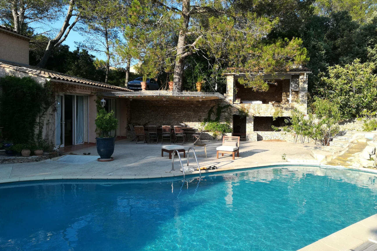 Coin repas bord piscine Mas le Garric