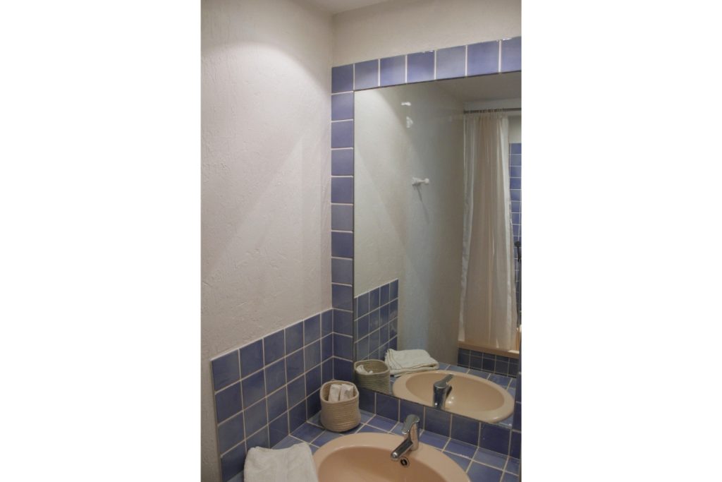 Salle de bain de la Chambre L'Arbousier Mas le Garric