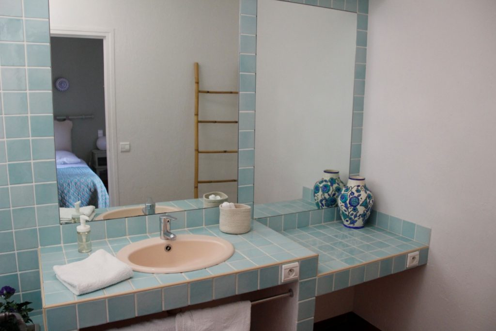 Salle de bain de la Chambre L'Olivier Mas le Garric