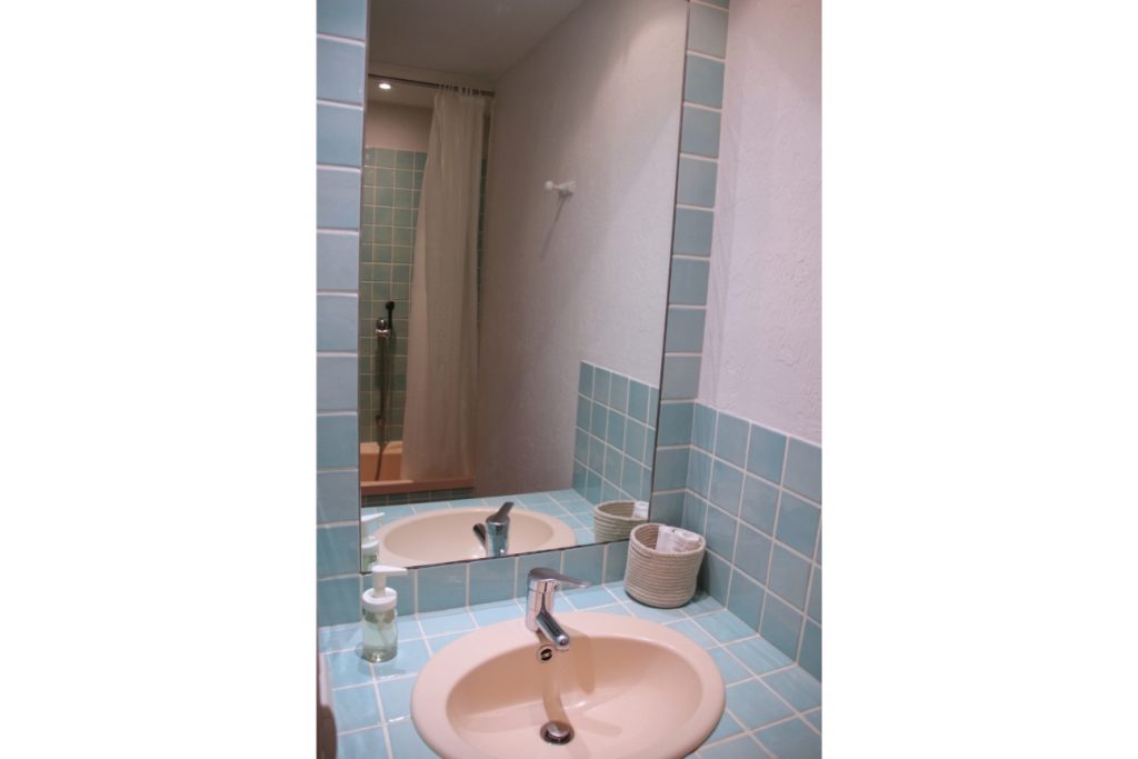 Salle de bain de la Chambre Le Cade Mas le Garric