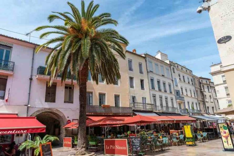 Une placette animée du centre-ville de Nimes