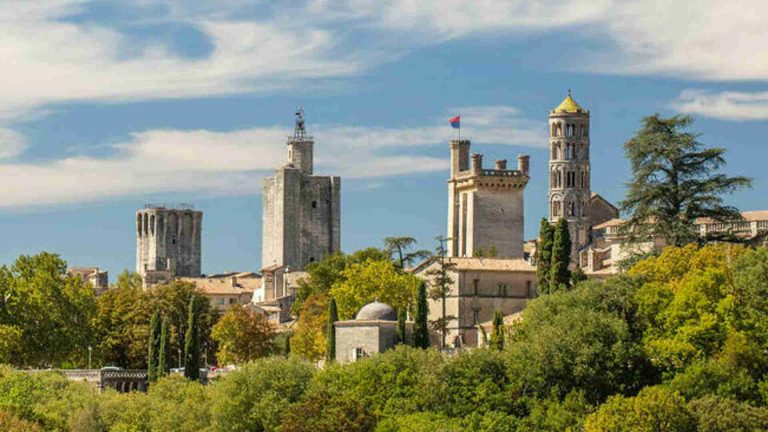 Uzes